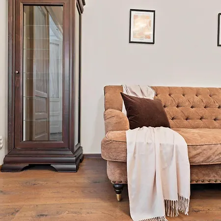 2 Bdr In Old Town
