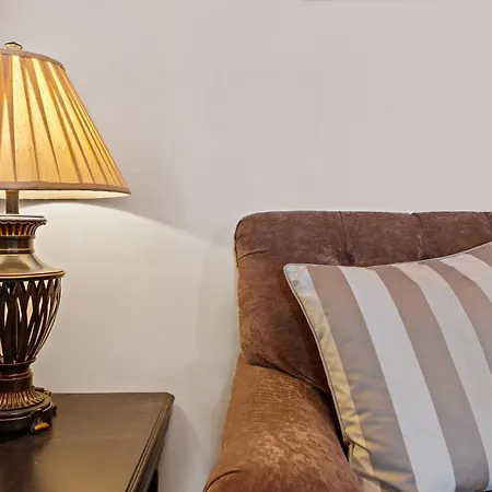 2 Bdr In Old Town Apartment *