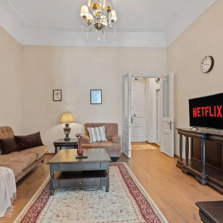 2 Bdr In Old Town Apartment Bukarest