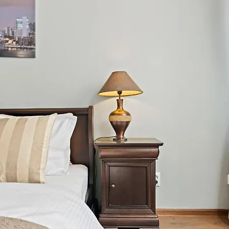 2 Bdr In Old Town Apartment