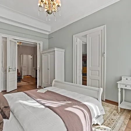 2 Bdr In Old Town *